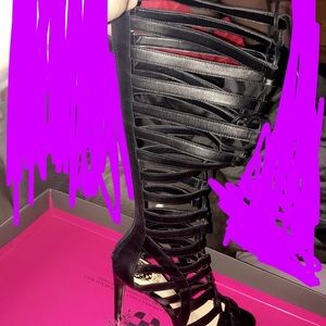 Vince Camuto size 7 knee high lace up Stilettos